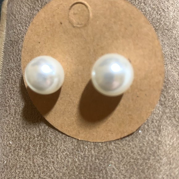 ⭐️*2/$10*⭐️ White Round Imitation Pearl Stud Earrings-BRAND NEW - Picture 3 of 3
